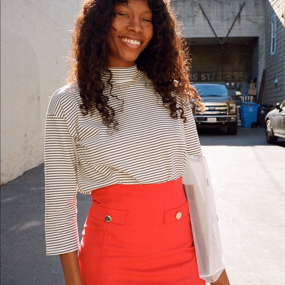 Side party / Lisa says gah striped mock neck